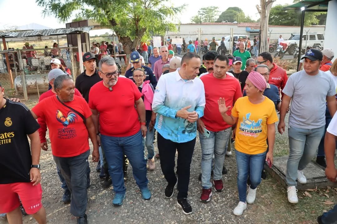 Junto al gobernador Primitivo Cedeño, nos fuimos a la comuna Willian Lara, donde la participación en la Consulta Popular 🗳️ del 2025 ha sido extraordinaria.

Reafirmamos una vez el compromiso con el fortalecimiento del Poder Comunal, de la mano del presidente <a href="/NicolasMaduro/">Nicolás Maduro</a>