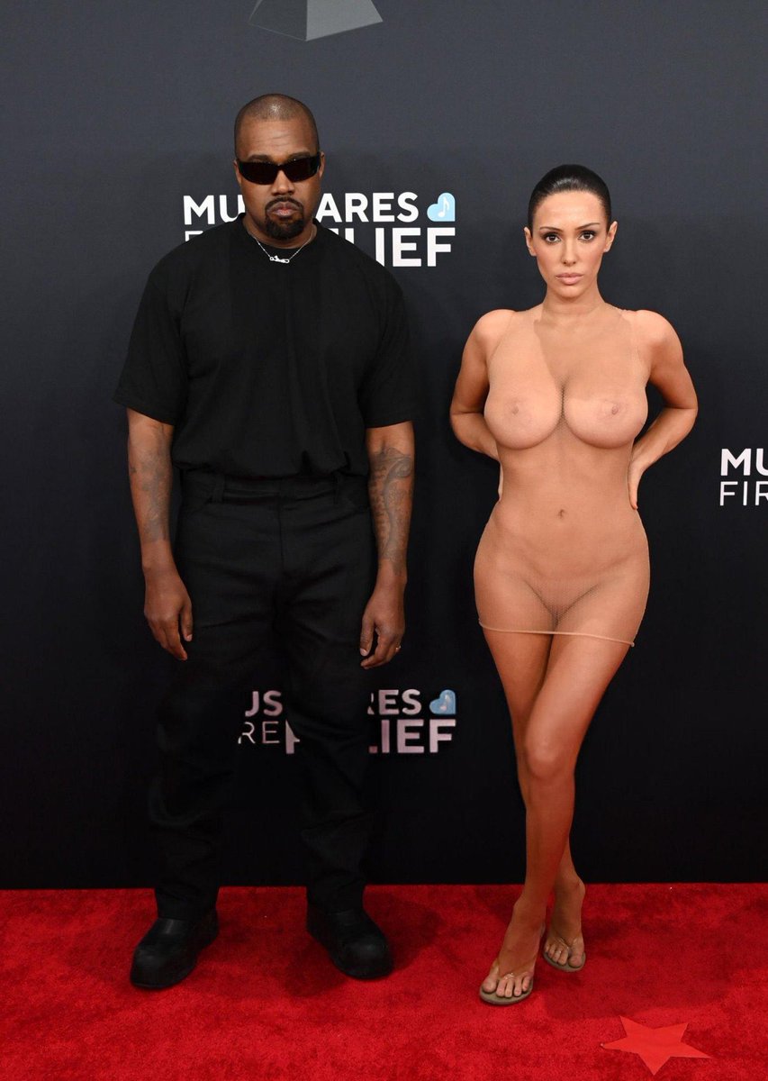 Kanye West está presente no Grammy’s 

- Ontem ele surtou no tt deu unfollow em todo mundo e começou a seguir só Taylor Swift 
- Hoje Beyoncé e Taylor vão disputar o álbum do ano, assim como disputaram em outra categoria no VMA quando Kanye invadiu o palco

EU TO É COM MEDO