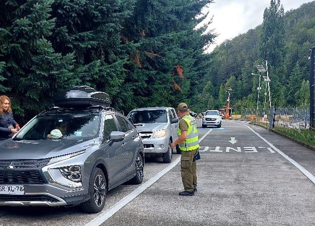 CarabLosRios's tweet photo. En el Paso #HuaHum, Carabineros de la Tenencia (F) #Pirihueico realiza acciones preventivas, fiscalizando y orientando a los turistas que ingresan y salen del país.
#LaPrevenciónEsNuestraEsencia https://t.co/uYludB0NV7