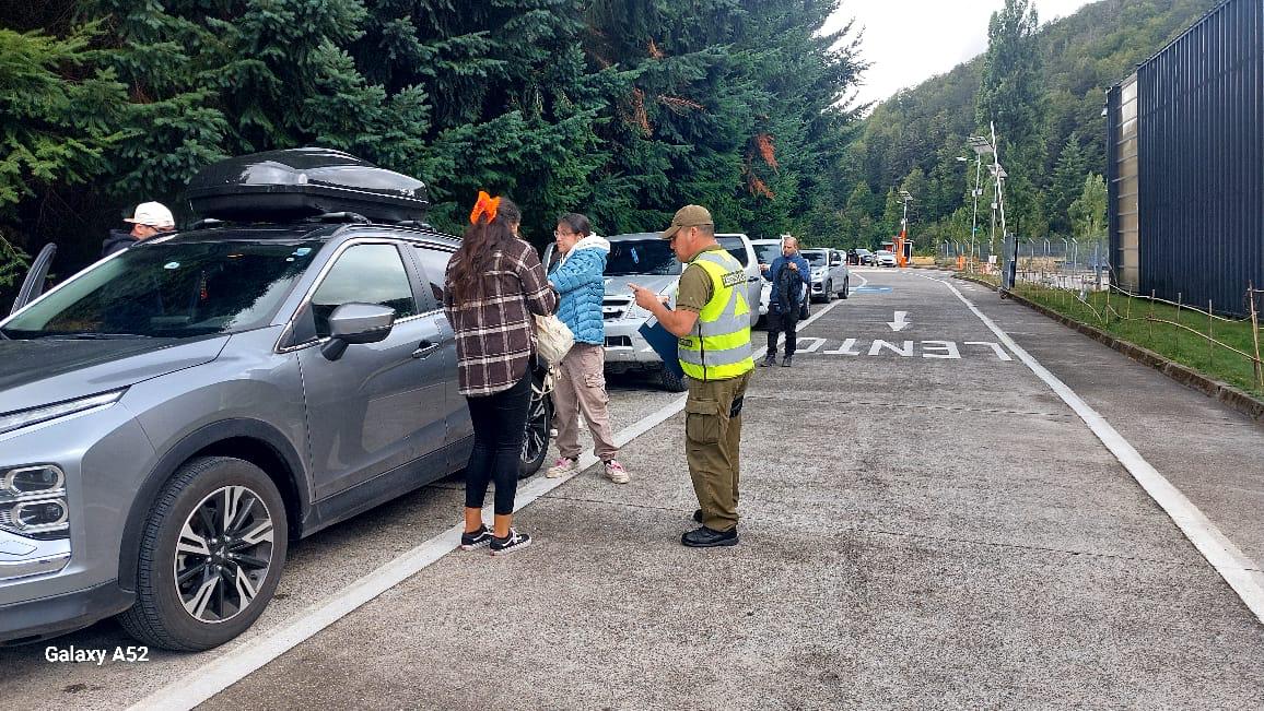 CarabLosRios's tweet photo. En el Paso #HuaHum, Carabineros de la Tenencia (F) #Pirihueico realiza acciones preventivas, fiscalizando y orientando a los turistas que ingresan y salen del país.
#LaPrevenciónEsNuestraEsencia https://t.co/uYludB0NV7