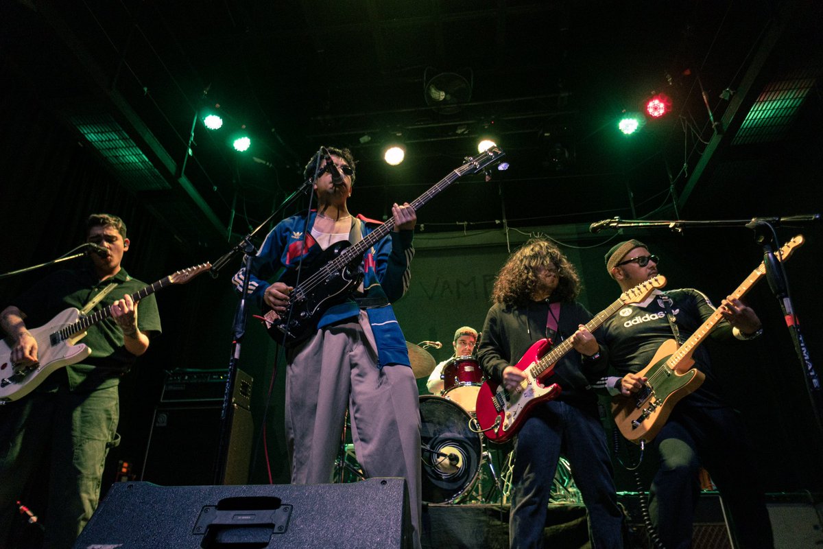 indierocks's tweet photo. Triángulo de Amor Bizarro (@TABIZARRO) junto a @vondremx y @PajarosVampiro en el Foro Indie Rocks! ⭐️ https://t.co/ie9FDNab1V

📷: @DiVilleda https://t.co/2vZDsiMpbL