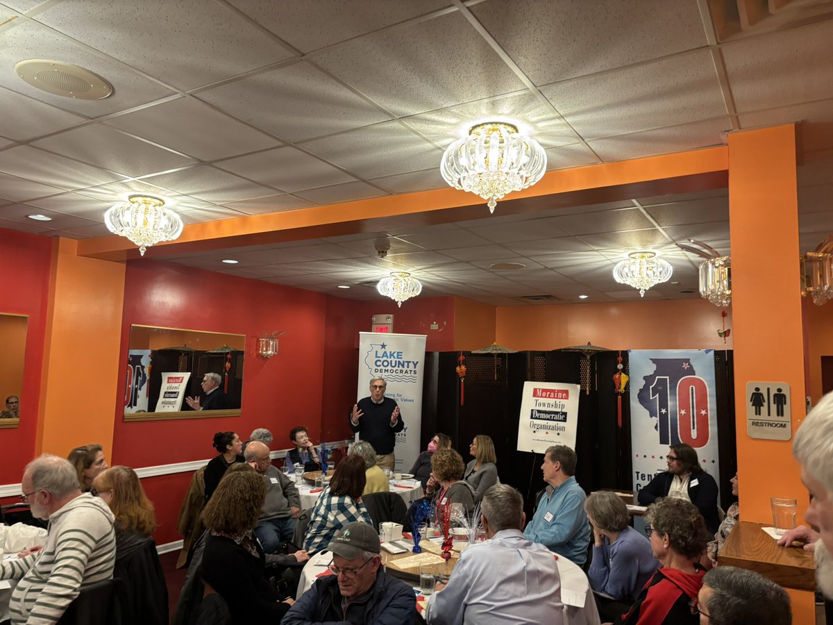 LakeCountyDems1's tweet photo. More than 65 people joined us for "Let's Talk Politics" in Highland Park. Many folks enjoyed dinner together in addition to the wide-ranging conversation with so many Democratic friends, including co-hosts @morainedems and @tenthdems. https://t.co/9YjG1G35Y8