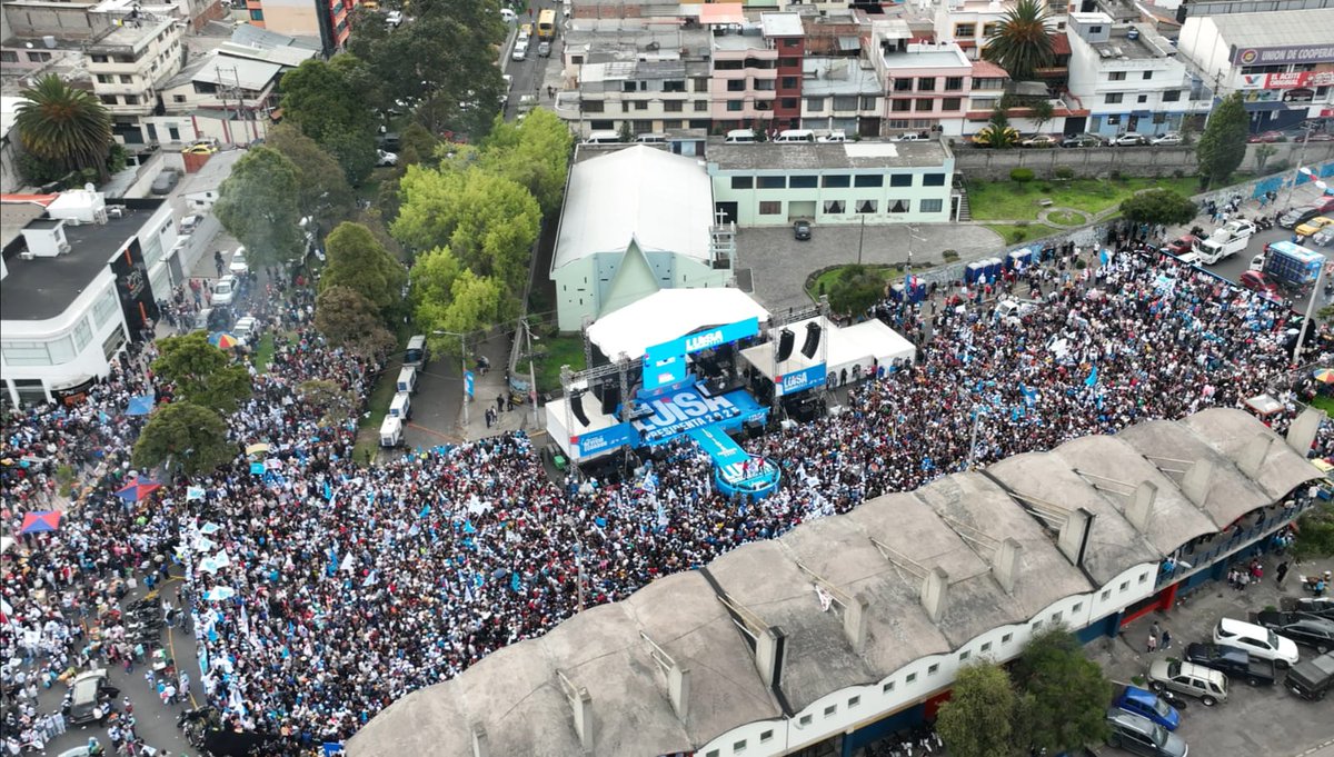 RC5Pichincha's tweet photo. Empezaba la tarde y así se veía desde el aire la Tribuna del Sur en Quito. Miles de personas asisten al concierto y cierre de campaña de la @RC5oficial en Quito 🇪🇨. Gritan #UnaSolaVuelta https://t.co/3Tzihr92Or