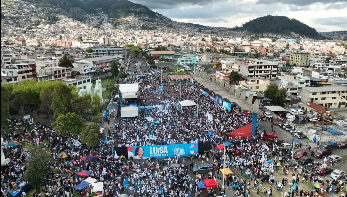 RC5Pichincha's tweet photo. Empezaba la tarde y así se veía desde el aire la Tribuna del Sur en Quito. Miles de personas asisten al concierto y cierre de campaña de la @RC5oficial en Quito 🇪🇨. Gritan #UnaSolaVuelta https://t.co/3Tzihr92Or