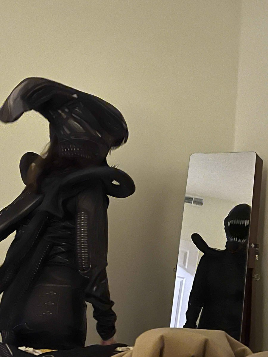 App1eJackz's tweet photo. live rn on twitch! turned into a xenomorph and baking a chestburster cake: https://t.co/WcG6H7ppzm

#baking #alienisolation #newstreamer https://t.co/t8lRHPfvSh