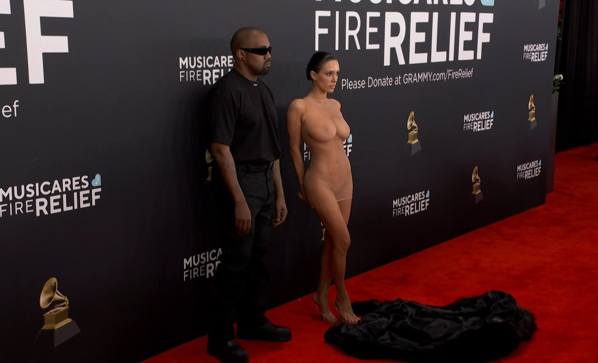 definitivamente deja mucho que desear esta sociedad llena de depravados wokistas, Bianca Censori en los Grammys.. https://t.co/LILPDTDMki