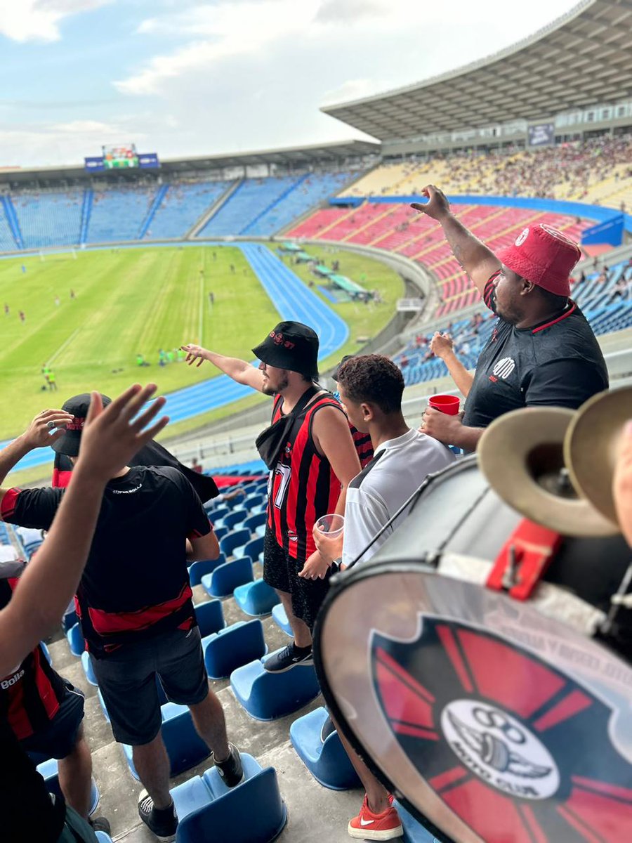 Camisa rubro-negra e a bandeira ao vento... 🚩🏴

Registros da barra no clássico de ontem. Valeu a todos que chegaram junto, cantamos e apoiamos nosso Moto até o fim. Vamos por mais! 🎺

A BARRA DO MOTO CLUB 🔴⚫