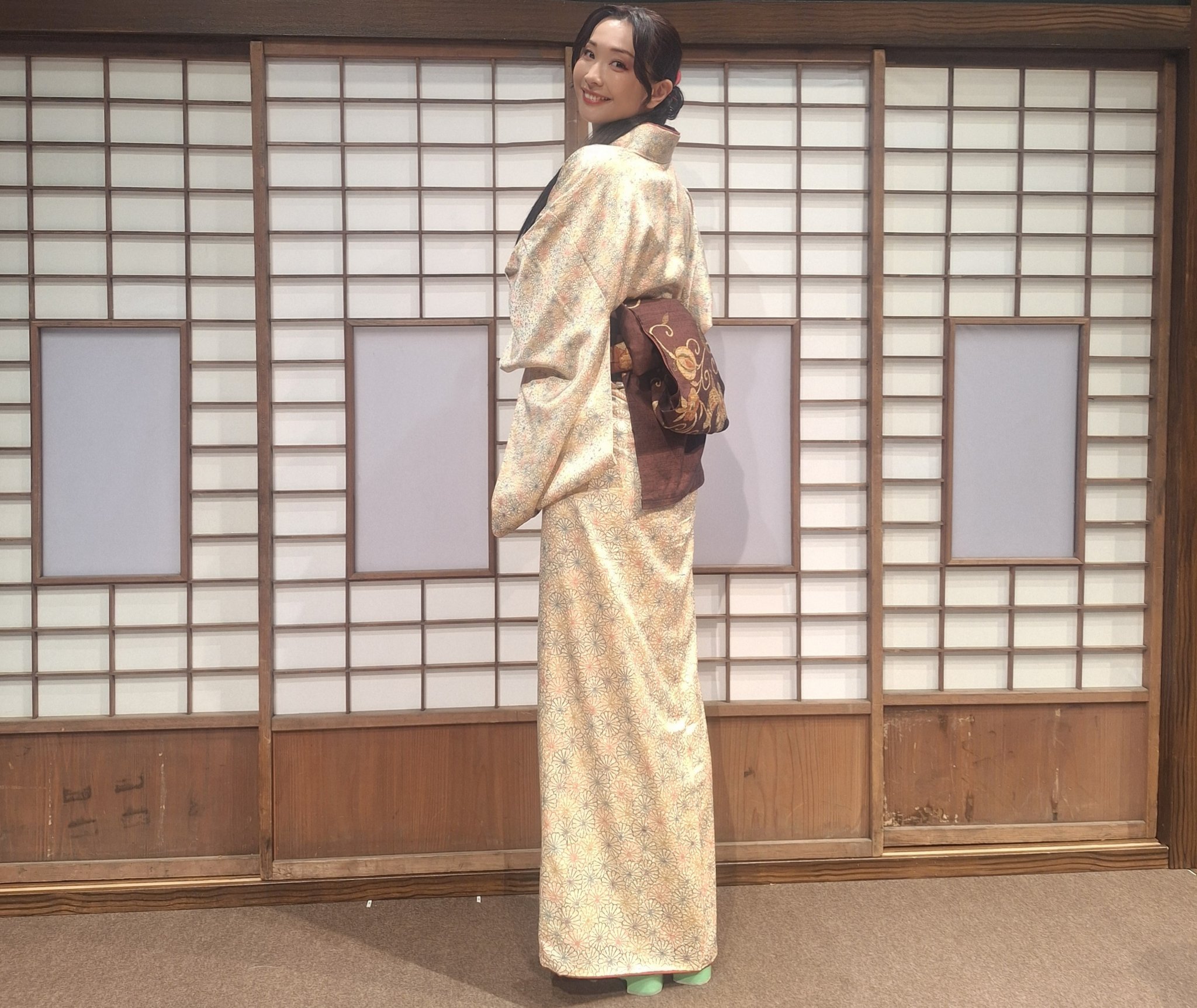 熟女　下着　爆乳　三段腹 