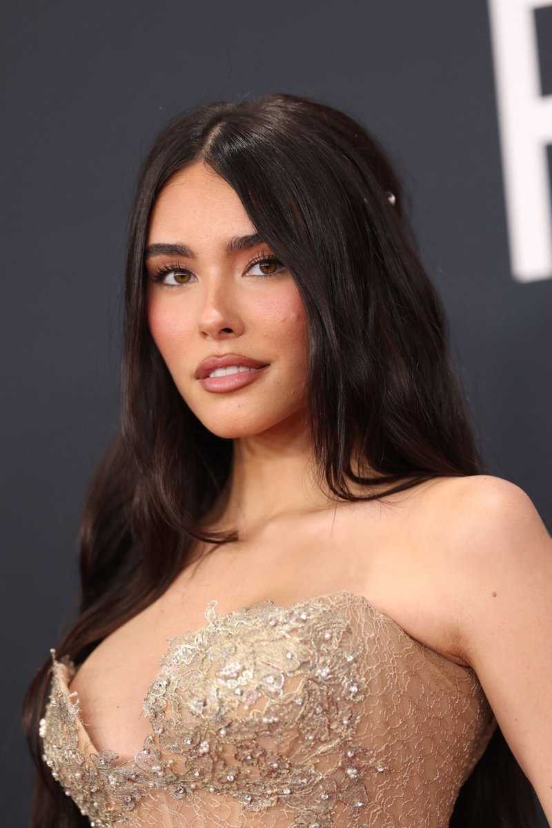 argentinatea's tweet photo. Madison Beer en los #GRAMMYS https://t.co/mxUjrCgl8f