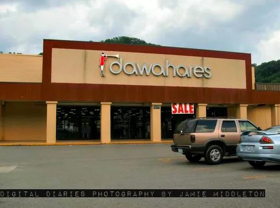 estate sale for some retail therapy..found some DAWAHARES closet staples..they say clothes MAKE the man..!! shame they closed.. kids like VINTAGE again.. say I got DRIP !! in your WADROBE too ??-- @cutler18 <a href="/KeithFarmer18/">Keith Farmer</a> @brianwkyt <a href="/DrewFranklinKSR/">Drew Franklin</a> <a href="/wildcatnews/">Oscar Combs</a> <a href="/larrygloverlive/">Larry Glover Live</a>