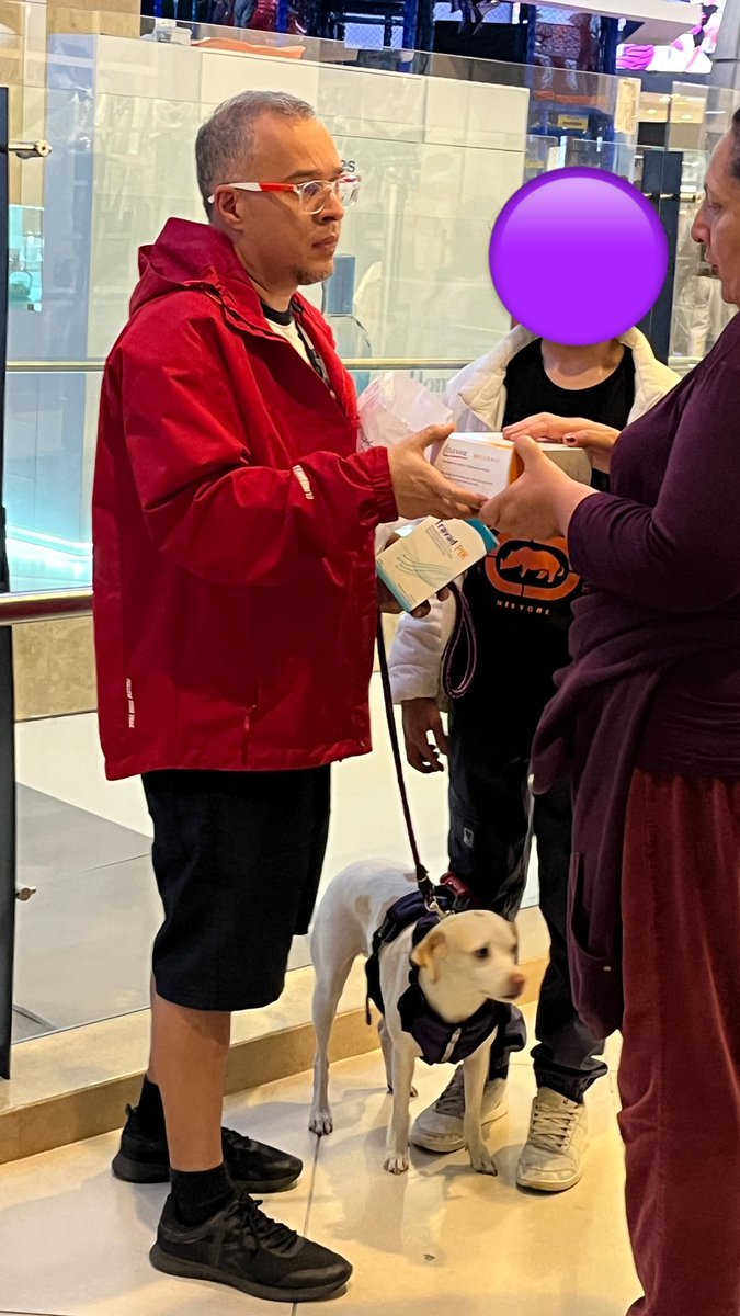 Lawneira's tweet photo. Solamente quería mostrar la cara de este man que hoy en el centro comercial pisaba y pateaba a su perro, además le espichaba el hocico para no dejarlo respirar. Y el perrito lloraba y lloraba…Obvio todos reaccionamos y se detuvo y se fue. HIJUEPUTA😡 https://t.co/2JDxLMTDgf