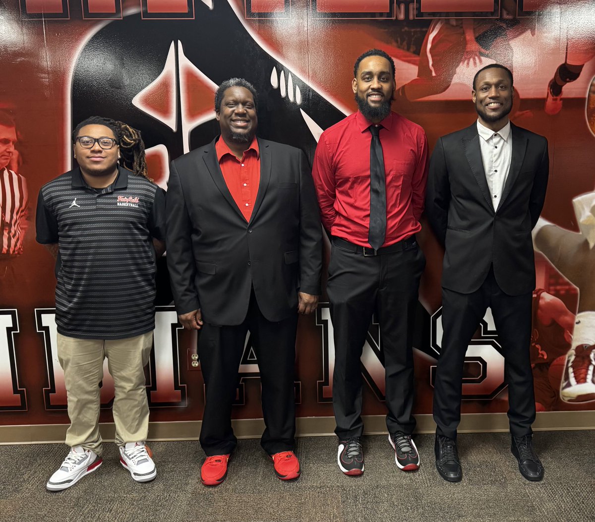 fcsdathletics's tweet photo. This weekend, the coaching staffs of @FairfieldHS_MBB and @FFGirlsBBall proudly participated in @CoachesvsCancer #SuitsAndSneakers Week, standing strong in support of our very own @CoachERichmond’s fight!
#OneTribe https://t.co/2KgvEnbRHP