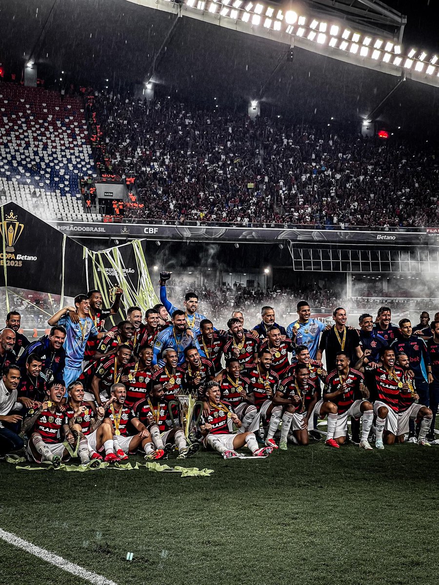 raflamello81's tweet photo. 🏆🔴⚫️

📸: @joubertjnr https://t.co/AFlrnXpn9q