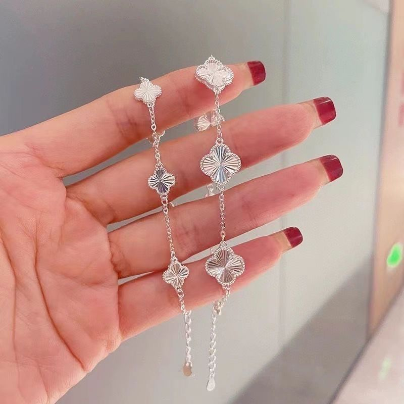 cuizhuo1028559's tweet image. Embrace the charm of minimalist luxury with our Lucky Four-Leaf Clover bracelet made of 999 pure silver. Perfect for any occasion, it adds a touch of sophistication to your look. Visit czgj8.cn for more details. #手链 #Bracelet #PureSilver