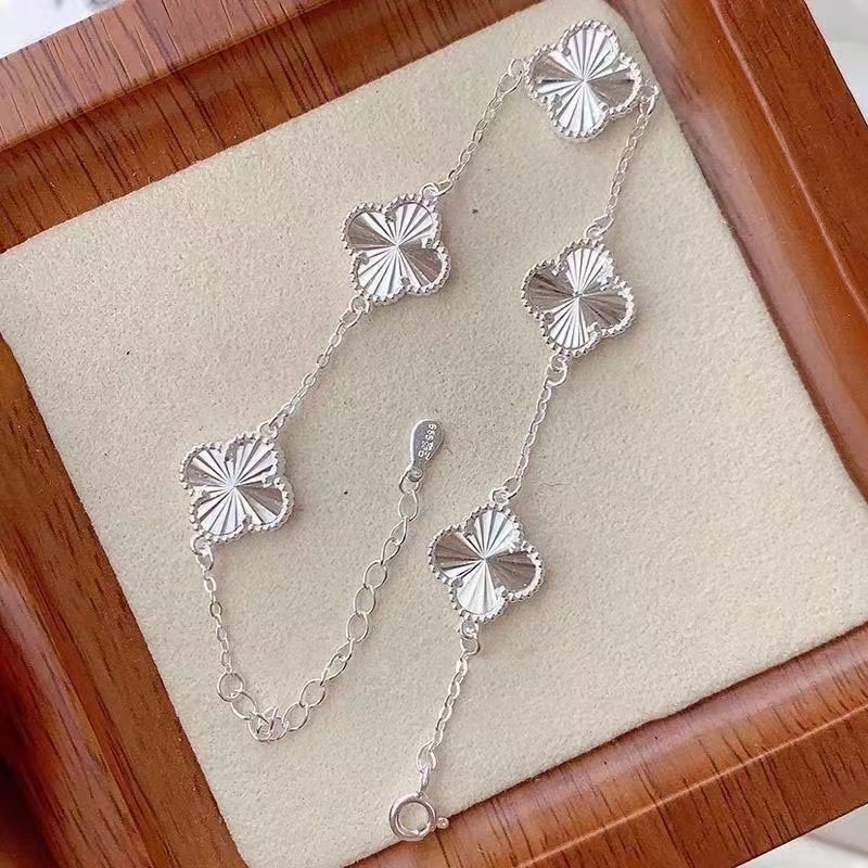 cuizhuo1028559's tweet image. Embrace the charm of minimalist luxury with our Lucky Four-Leaf Clover bracelet made of 999 pure silver. Perfect for any occasion, it adds a touch of sophistication to your look. Visit czgj8.cn for more details. #手链 #Bracelet #PureSilver