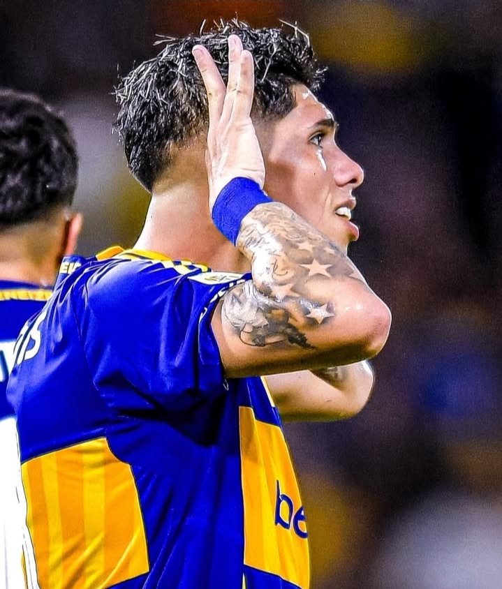 Info_Cabj1905's tweet photo. El GOLAZO de Carlos #Palacios con festejos con la hinchada en el alambrado y con topo Gigio incluido, para poner arriba a Boca en el marcador https://t.co/TTm8AoxsEi