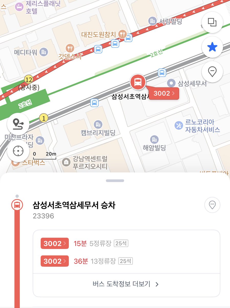 오늘 네이버 지도 쓰다가 50분 동안 이동도 못했네... 강남역에서 3002번 버스 타려는데 네이버 지도가 타라고 승차장이라고 알려준 곳에서 타려하니까 첫 기사분이 “안 됩니다” 하길래 자리가 없는 건가 해서 기다렸더니, 다음 기사님이 “여기 타는 곳이 아니에요 네이버맵 쓰지말고 카카오맵 쓰세요”