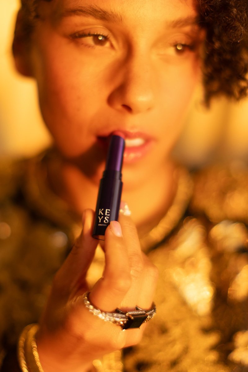 keyssoulcare's tweet photo. Before the stage, before the honor, before the magic— @aliciakeys starts with soulcare. ✨ See how she preps her glow for the Grammys with #KeysSoulcare. #ThisIsSoulcare #Grammys2025 https://t.co/aThEgFF5UW