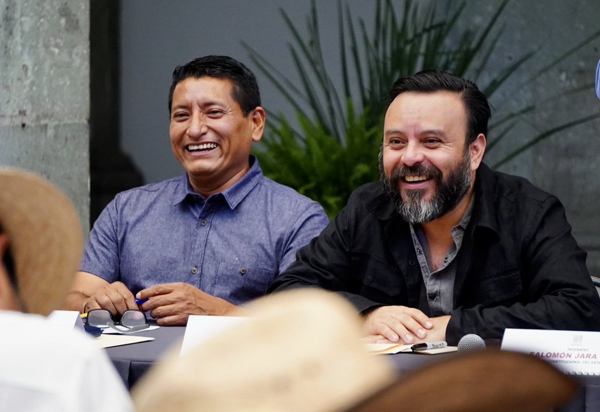 jesusromerooax's tweet photo. Encabezados por el Gobernador @salomonj, recibimos en Palacio de Gobierno a integrantes del Movimiento Unificador de Lucha Triqui (#MULT), con quienes hemos mantenido un diálogo permanente y seguimiento a los acuerdos y demandas planteadas.

Continuaremos trabajando y dialogando para garantizar la gobernabilidad, la paz y la seguridad en la Nación Triqui.