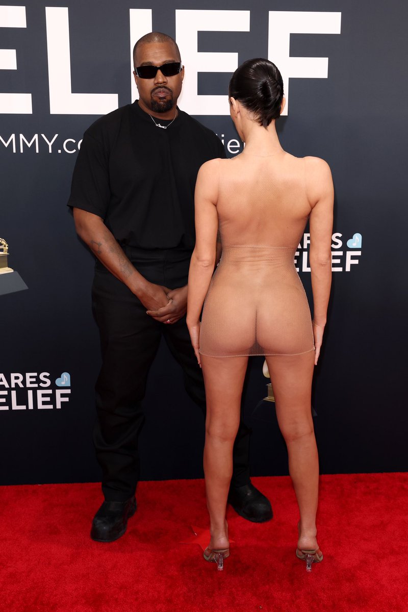 📲 ET informa que Kanye West y Bianca Censori fueron echados de los #GRAMMYs luego de aparecer en la ceremonia sin invitación