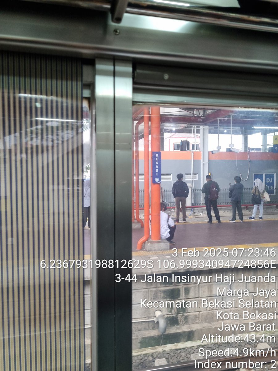 radityagusti3's tweet photo. @CommuterLine min tolong min kereta #5517 Cikarang-Kp.Bandan jadwal 07.12 di Bekasi aktual nya 07.24 min. Ini ganti schedule tapi telatnya tetap. https://t.co/fVWm5Jxiug