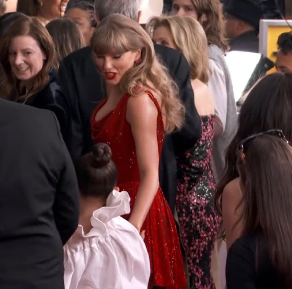 | Taylor Swift arrives at the 2025 #GRAMMYs red carpet. | Taylor Swift arrives at the 2025 #GRAMMYs red carpet.