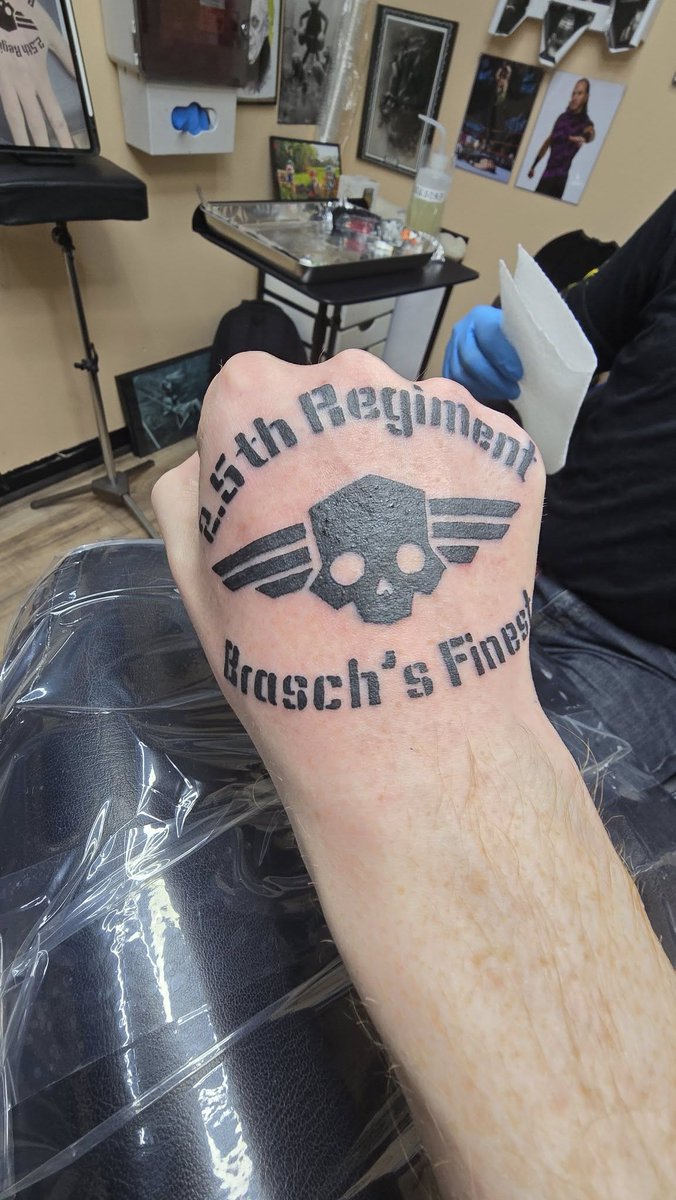 ThatDougMiller's tweet photo. So I did a thing yesterday. Inspired by Jane, my @helldivers2  Regiment leader. Saw a pic of her Helldivers ink on her leg the other day, which she got back in April, mere months after release. I thought "Now *that's* dedication!" Then I had that whole "hold my beer" moment. https://t.co/CjdFtXrlEF
