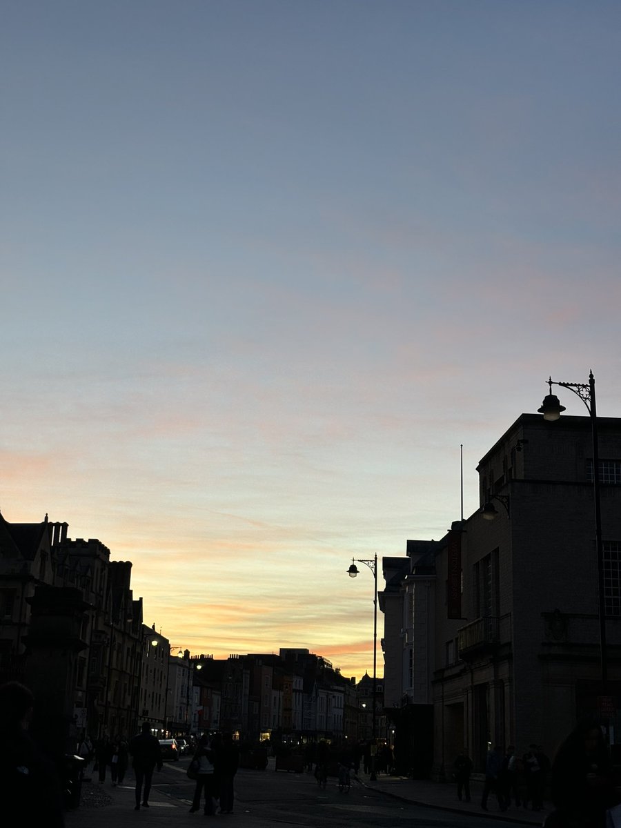 _devikaoberai's tweet photo. sunset colours today @UniofOxford ☀️ https://t.co/duqmeUgcmj