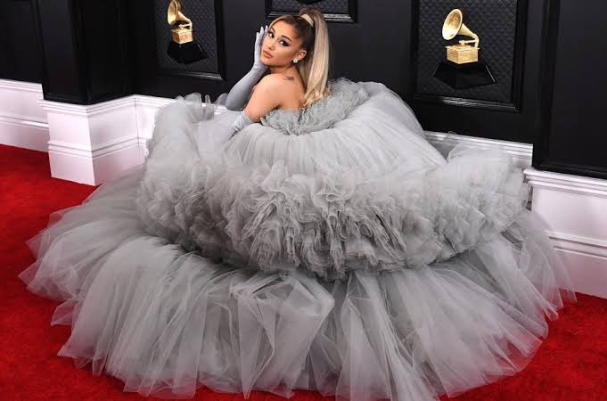 a charli pegou o vestido da ariana no grammy de 2020, fez uns rasgos e usou na premiação de hoje, DIVA!