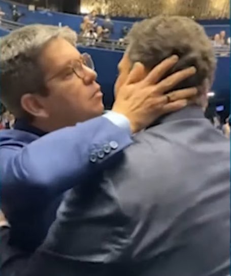 cristinagraeml's tweet image. Que legenda vc daria para o registro do abraço caloroso  e do beijo do Randolfe no Alcolumbre ontem, após a eleição p a presidência do Senado? 

A minha vai no ditado popular: “Diga-me com quem andas e dir-te-ei quem és”.