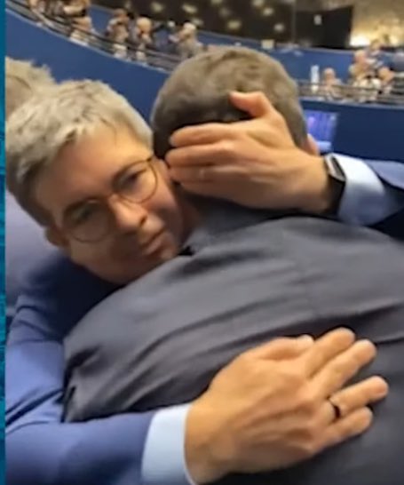 cristinagraeml's tweet image. Que legenda vc daria para o registro do abraço caloroso  e do beijo do Randolfe no Alcolumbre ontem, após a eleição p a presidência do Senado? 

A minha vai no ditado popular: “Diga-me com quem andas e dir-te-ei quem és”.