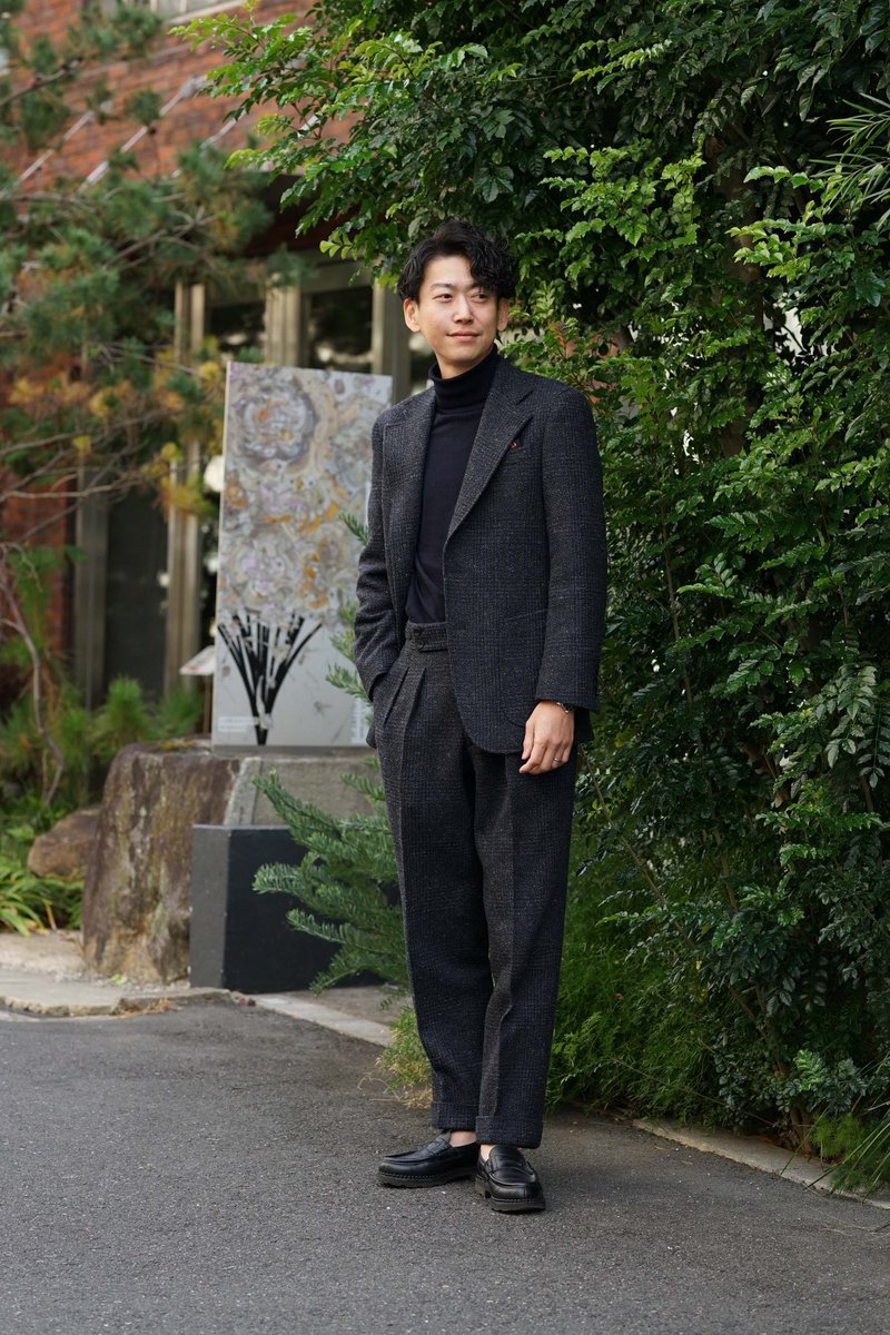 TAGARU_DKY's tweet photo. FOX Tweedを着る梅澤
冬もあと少し
寒い時ほど着たくなる
そんなスーツやジャケットがこれ
肩周りに丸み
生地のボリュームに負けない様にゴージ低めラペル広め
ゆったり目パンツ
裏地をキツネ🦊
#フォックスツイード
#ツイードジャケット
#ツイードスーツ
#フォックスブラザーズ
#foxbrothers https://t.co/h9WaQHpprX