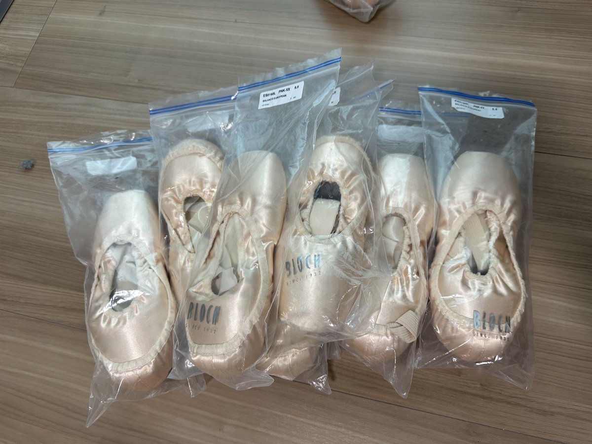ballet_ayn's tweet photo. 中途半端に履いたポワントがたくさんあるんだけどどうしよう。。。
売るには汚いし、捨てるには綺麗すぎる🙃🙃
いつか履く日までとっておくかなあ。。。 https://t.co/hAbY2wpdAx