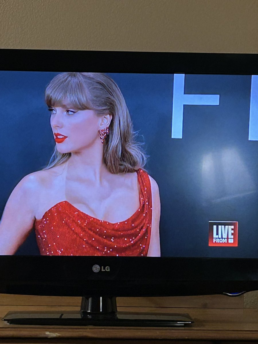Red is definitely her color. #TaylorSwift #Grammys #Stunning #GoChiefs