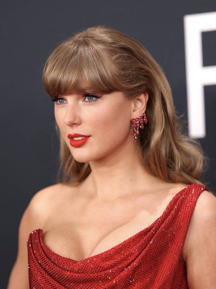 hslouiz's tweet photo. LOVE HER IS RED!!! #GRAMMYS2025 https://t.co/C3olhYlqsy