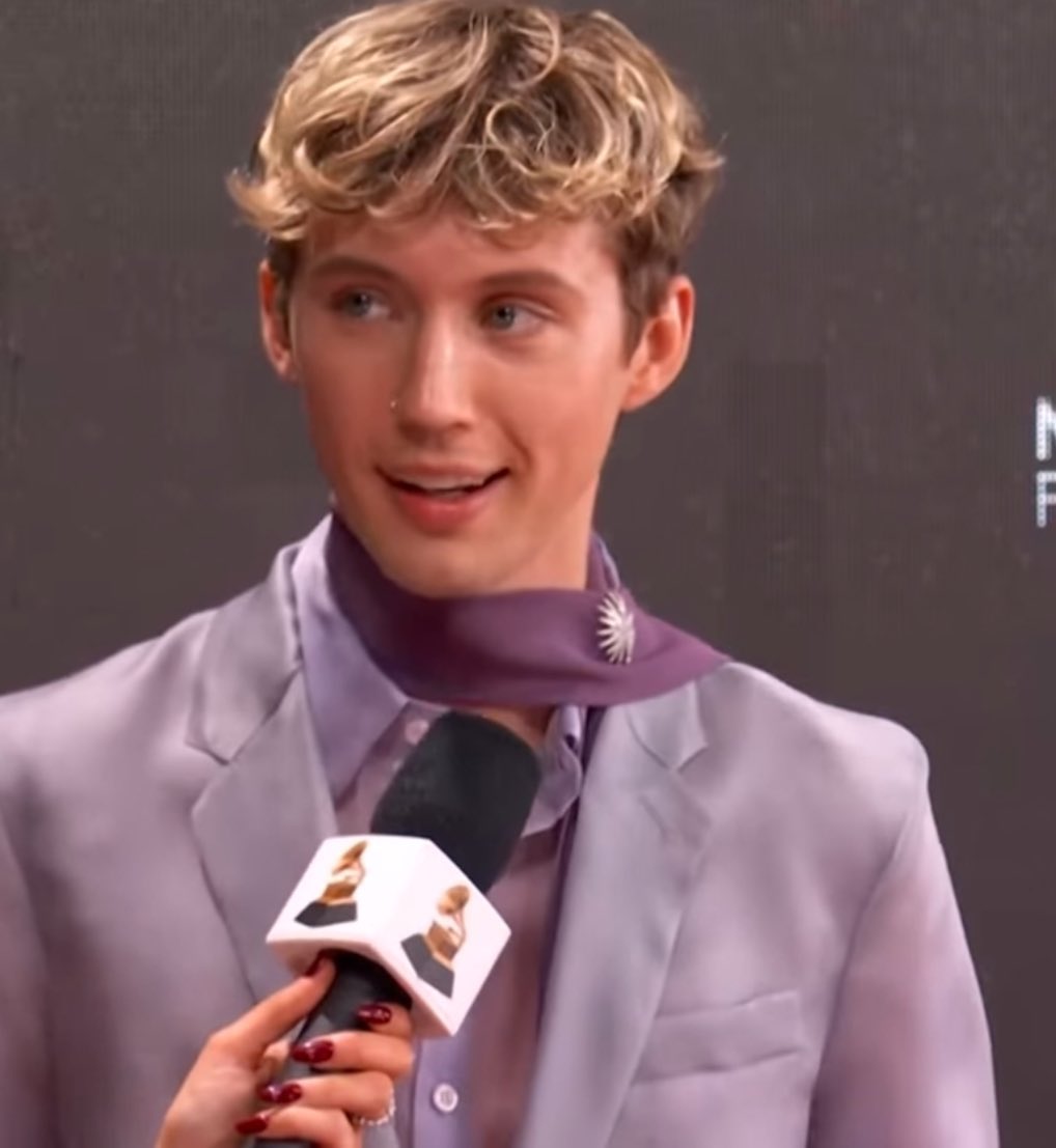 troyeshair_'s tweet photo. troye just casually being the most beautiful man at the event, saying the night is about charli and that he wants to meet gaga again - this man has the most precious and chill vibe and it’s okay he will win his grammys later in his career https://t.co/2aWJptaxzx