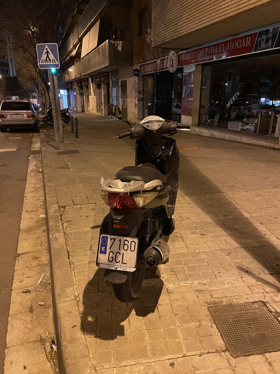 MVRuben's tweet photo. Toda la pinta a que es robada. 7160GCL. Avda monaco con avda italia. Sin cndado ni bloqueo y destrozada delante. El dueño la estará buscando @mossos @Badalona_GUB @Totbadalona @PoliciaLocalScg https://t.co/tfq0xi47sc