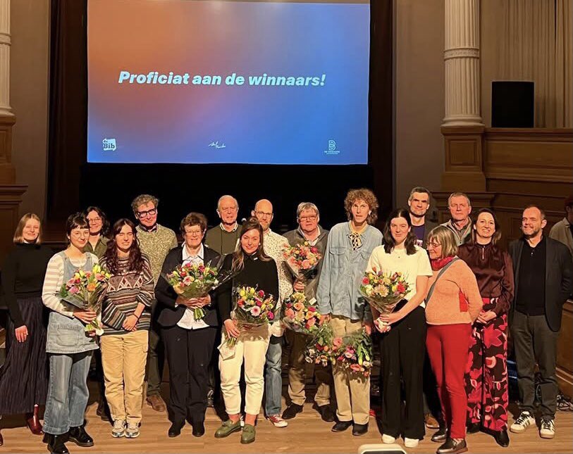 Zaterdag mocht ik gastheer zijn van de literaire prijzen van de stad Sint-Truiden. Proficiat aan alle winnaars en dank je wel aan iedereen betrokken bij de organisatie

foto 1: #burgemeester Ludwig Vandenhove en #schepen van #cultuur Katrien Bomans
foto 2: de winnaars 
#regisseur