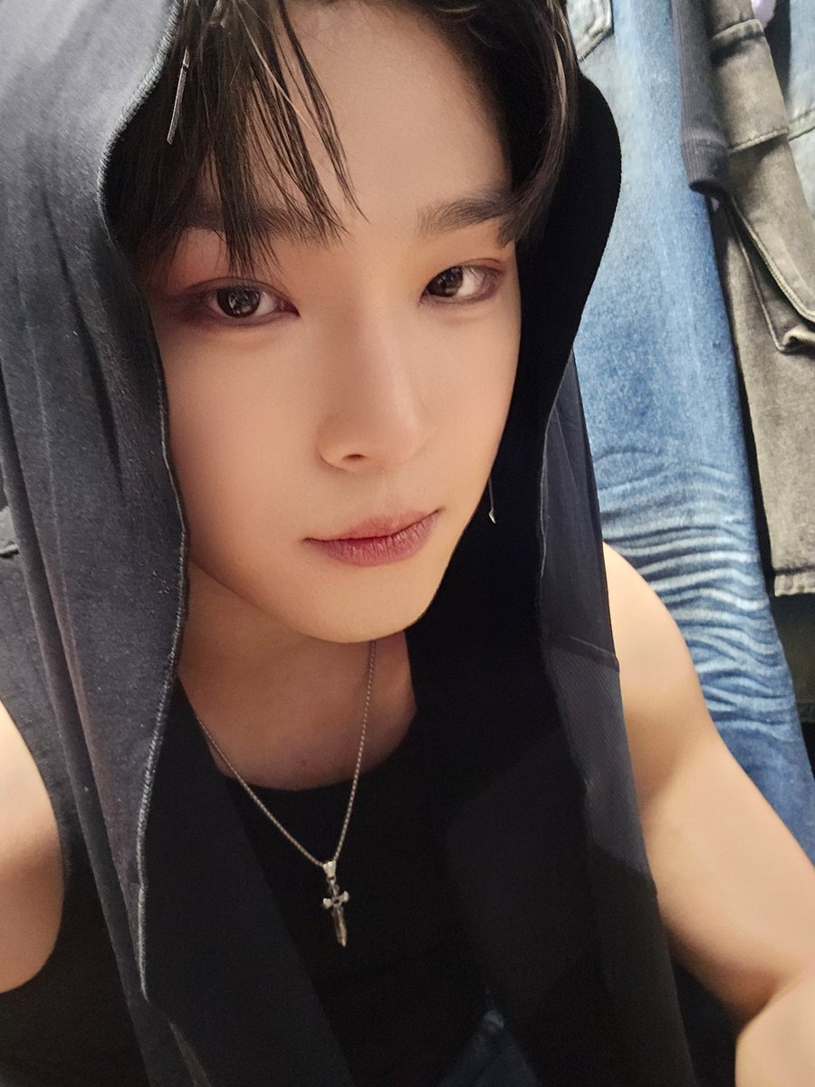 rlazkfrnr's tweet photo. 이거 잇츠 리얼 실제상황?
마지막 복장만 찍은거 아니고 ……………………………………………………………….. 중간중간 있던 의상 사진까지 있다고? 이거 실제상황이야?…. https://t.co/NxgcQsjAvT