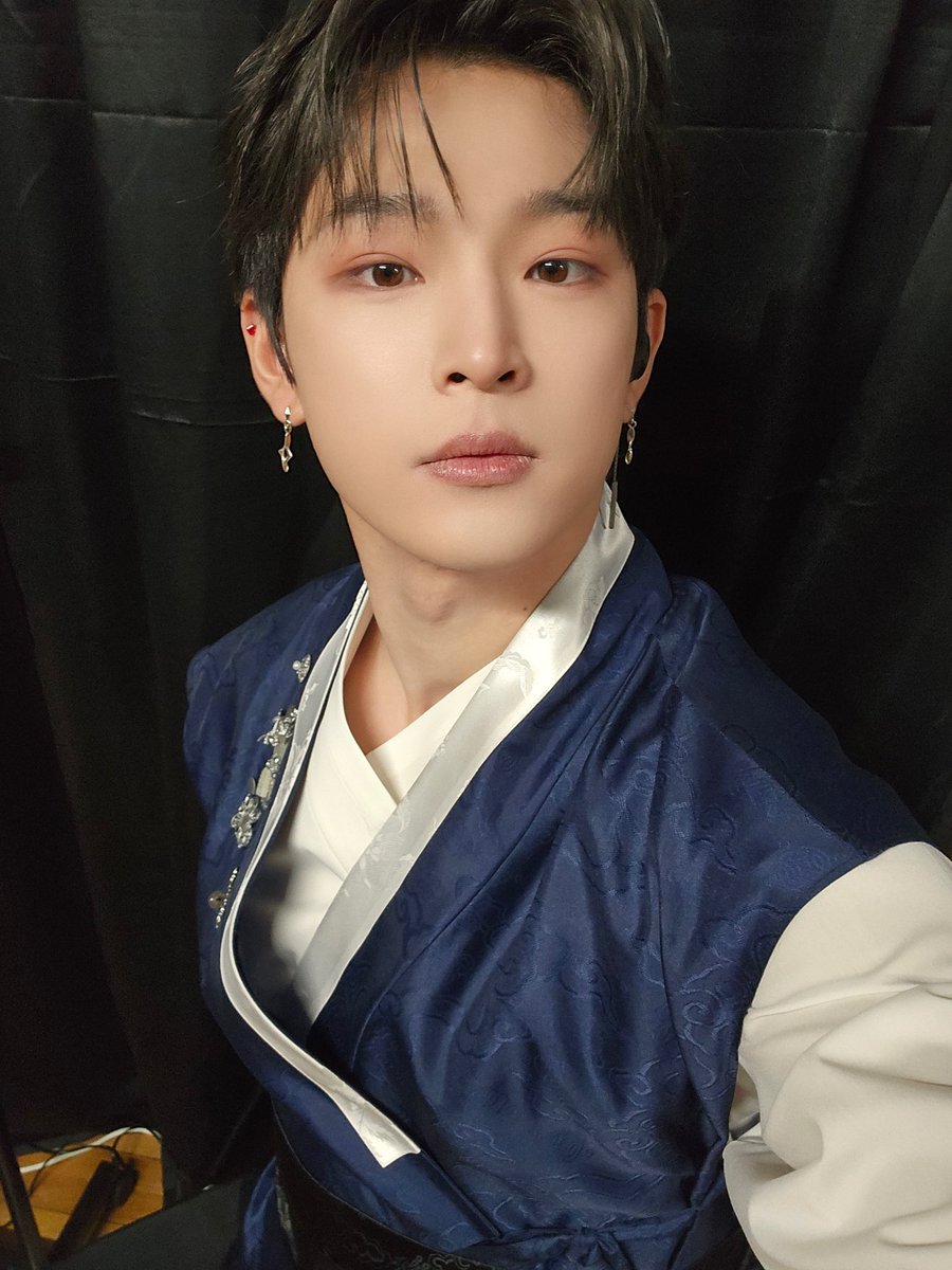 rlazkfrnr's tweet photo. 이거 잇츠 리얼 실제상황?
마지막 복장만 찍은거 아니고 ……………………………………………………………….. 중간중간 있던 의상 사진까지 있다고? 이거 실제상황이야?…. https://t.co/NxgcQsjAvT