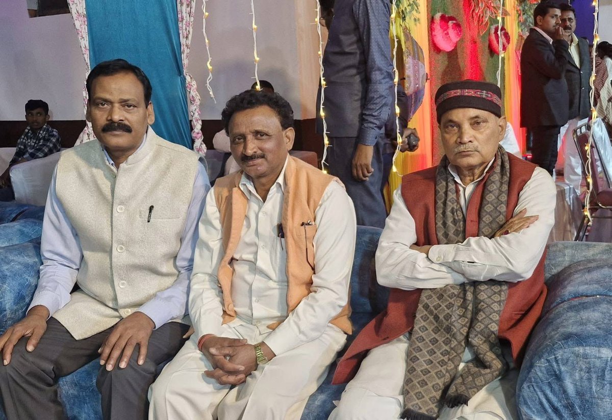 विधानसभा कुशीनगर में विभिन्न मांगलिक कार्यक्रमों में सम्मिलित होने का अवसर मिला, जहाँ हर आयोजन ने समाजिक संबंधों को और मजबूती दी। इस प्रकार के आयोजनों में भागीदारी, समाज की एकता और प्रेम को बढ़ावा देती है।

ग्रामसभा साड़ी बुजुर्ग निवासी श्री संजय मल्ल जी के पुत्र के तिलक में।