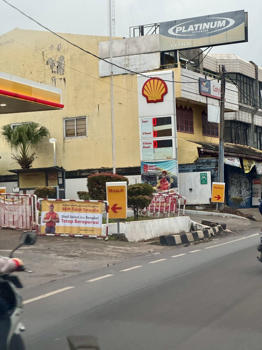 Utk ukuran operasional perusahaan sebesar ini agak aneh sih kalo stok bensinnya bener2 bs sampe nihil berhari2.

Kecuali ada sebab lain di luar kuasa perusahaannya.