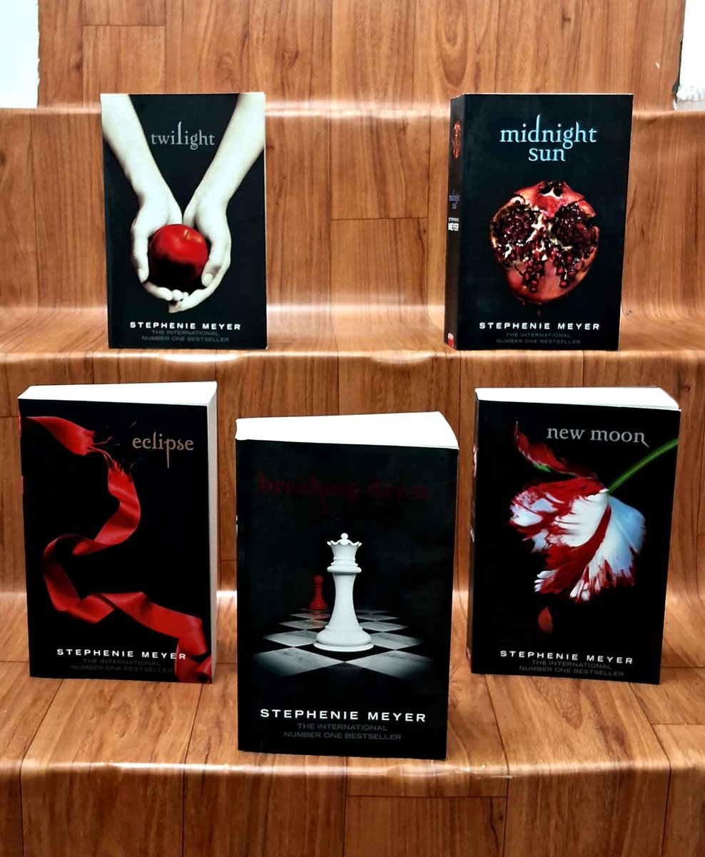PadhegaIndia_'s tweet photo. #VasantPanchamiWithPI 💛
Flat 50% Discount.
Introducing the highly praised Twilight Saga book series (Set of 5 Books)
• Twilight
• New Moon
• Eclipse
• Breaking Dawn
• Midnight Sun
#PIRecommends #BuyFromPI
Order 👉 https://t.co/8U4iNY84f9 https://t.co/yXzhyr9HGk