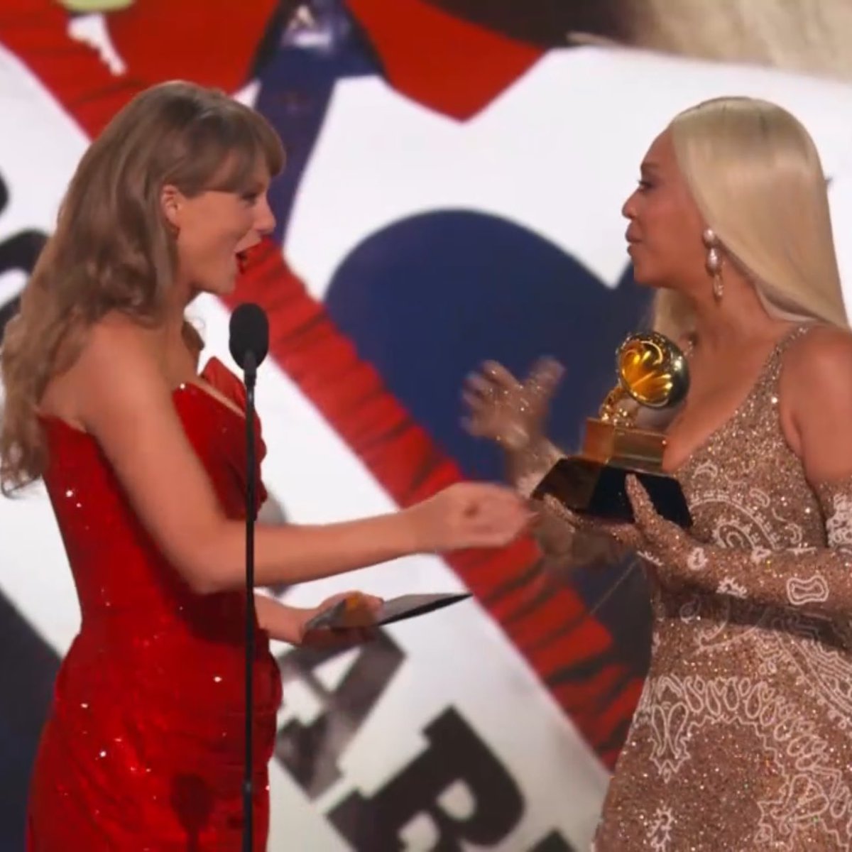 poetryhabit's tweet image. TAYLOR SWIFT E BEYONCE EM CIMA DO PALCO 
E O KANYE WEST???? EM CASA EXPULSO PORRAAAA !!!!!