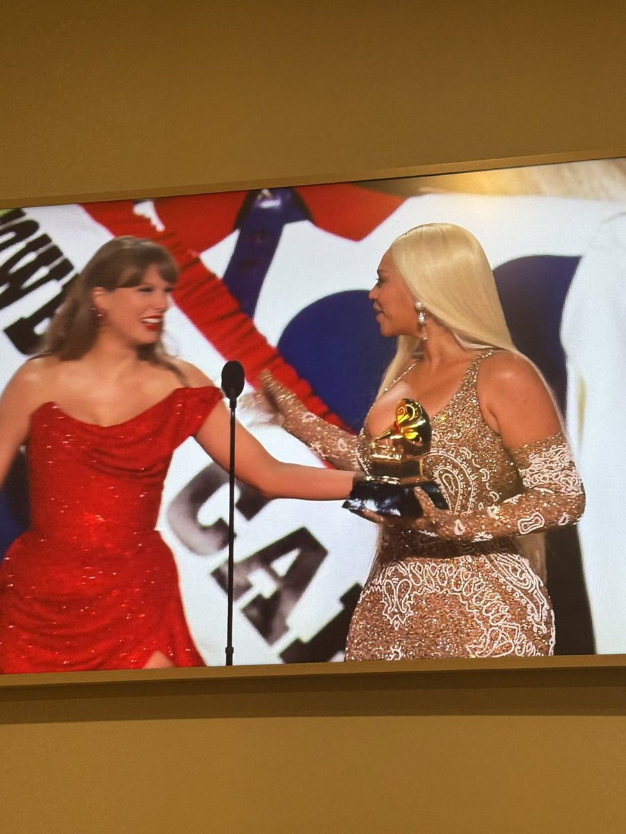 taylor_feed's tweet image. Leading ladies of the music industry hugging!! #grammys