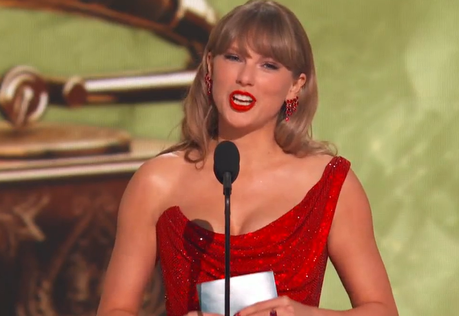 LaPuercaylor's tweet photo. Taylor Swift presentando el premio a "Best Country Album"
#GRAMMYs https://t.co/O8Qc8HAW2n
