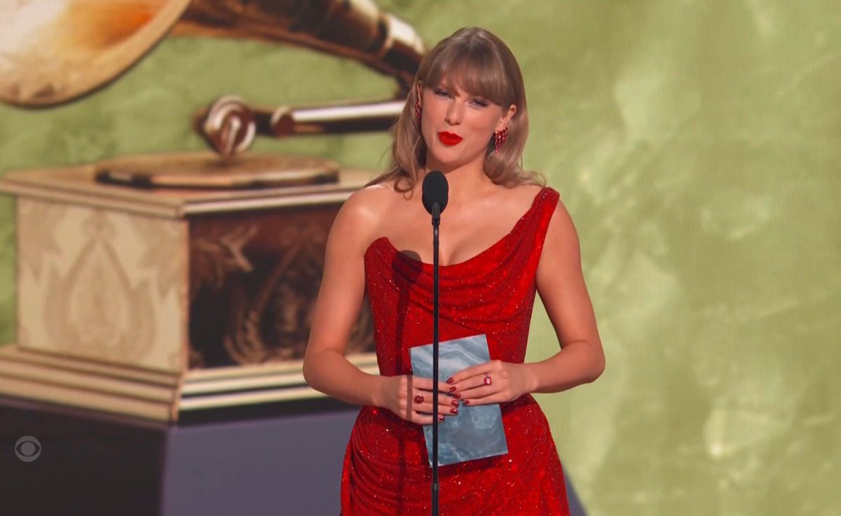 TheSwiftSociety's tweet image. Taylor Swift presenting the #GRAMMYs award for "Best Country Album". 

Congratulations Beyoncé!