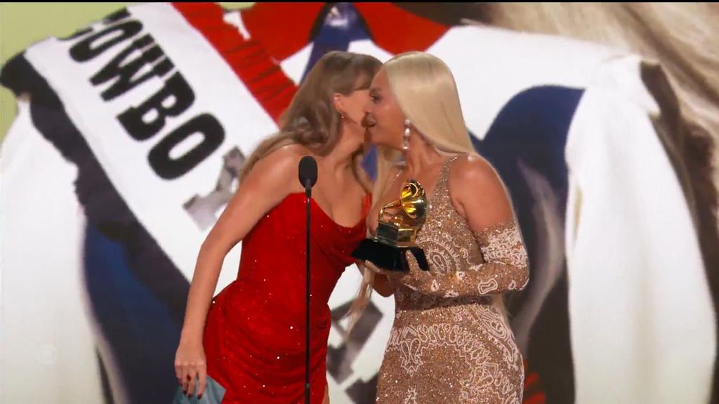 The queen of country gone pop presenting to the queen of pop gone country 🥹