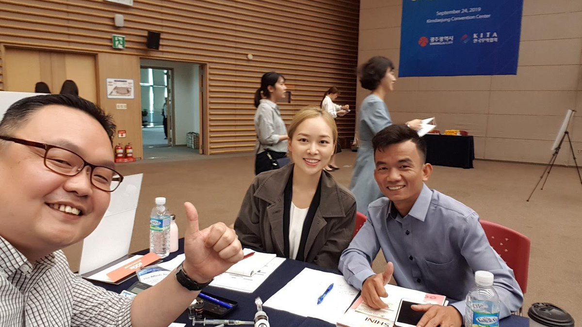 toanc0s40's tweet photo. Tốt nghiệp Bách Khoa TPHCM ngành điện tử viễn thông. Chúng bạn điều theo đuổi lập trình, thiết kế vi mạch hoặc làm cho các tập đoàn viễn thông lớn như Viettel, Mobi… Mình lại có duyên với công trình y tế từ những ngày đi làm thêm thời sinh viên.
Năm 2015 thành lập doanh nghiệp chuyên sản xuất lắp ráp các tủ điện chuyên dụng dùng cho phòng mổ và phòng ICU. Chưa đủ kinh nghiệm mối quan hệ đơn hàng không nhiều năm 2017 lại đóng cửa trở về làm thuê. Lead dự án thiết kế sản xuất lắp đặt hệ thống phòng mổ sạch cho bệnh Viện Hoa Lâm. Thay thế các sản phẩm nhập khẩu đắt đỏ bằng các hàng sản xuất tại Việt Nam với chất lượng tương đương.
2018 lại tiếp tục mở doanh nghiệp, triển khai tiếp một số dự án phòng mổ cao cấp cho các bệnh viện như 175, Tân Hưng, Đa khoa Đồng Tháp… Có được một số vốn lang thăng khắp các hội chợ Trung Quốc, Hàn Quốc, Thái Lan, Singapore với mong muốn học hỏi. 
Là fan của 2 cuốn sách Tony buổi sáng và Trên đường băng của D @Tony_Buoi_Sang mình đã suy nghĩ rất nhiều. Và quyết định đầu tư vào sản xuất cơ khí phụ vụ bệnh viện với tất cả số vốn đang có. Nhưng sản xuất là một lĩnh vực hoàn toàn khác cộng với kiến thức tài chính ít ỏi, dịch COVID khó khăn tưởng chừng như không trụ được. Nhưng mọi chuyện cũng dần đi vào quỹ đạo. Hiện nay tuy doanh số chưa lớn nhưng cũng đủ để tạo công ăn việc làm cho đội ngủ khoản 15 người và khoản 20 công nhân thầu phụ. Theo dõi dượng đến nay mình vẫn chưa đầu tư bất kỳ một đồng nào vào nhà cửa chỉ tập trung hết vào kinh Doanh. 
Nhưng mình vẫn luôn hướng về vùng quê Miền núi Quảng Ngãi nơi mình sinh ra. Tết được đọc rất nhiều bài từ D mình quyết định năm nay sẽ triển khai một xưởng nhỏ ở quê để nâng tầm giá trị nông sản Quảng Ngãi bắt đầu từ đậu phộng. Cảm ơn D đã luôn là động lực cho giới trẻ.
Kết nối với thị trấn X với mong muốn được học hỏi, học thêm ngoại ngữ và kiến thức từ mọi người.