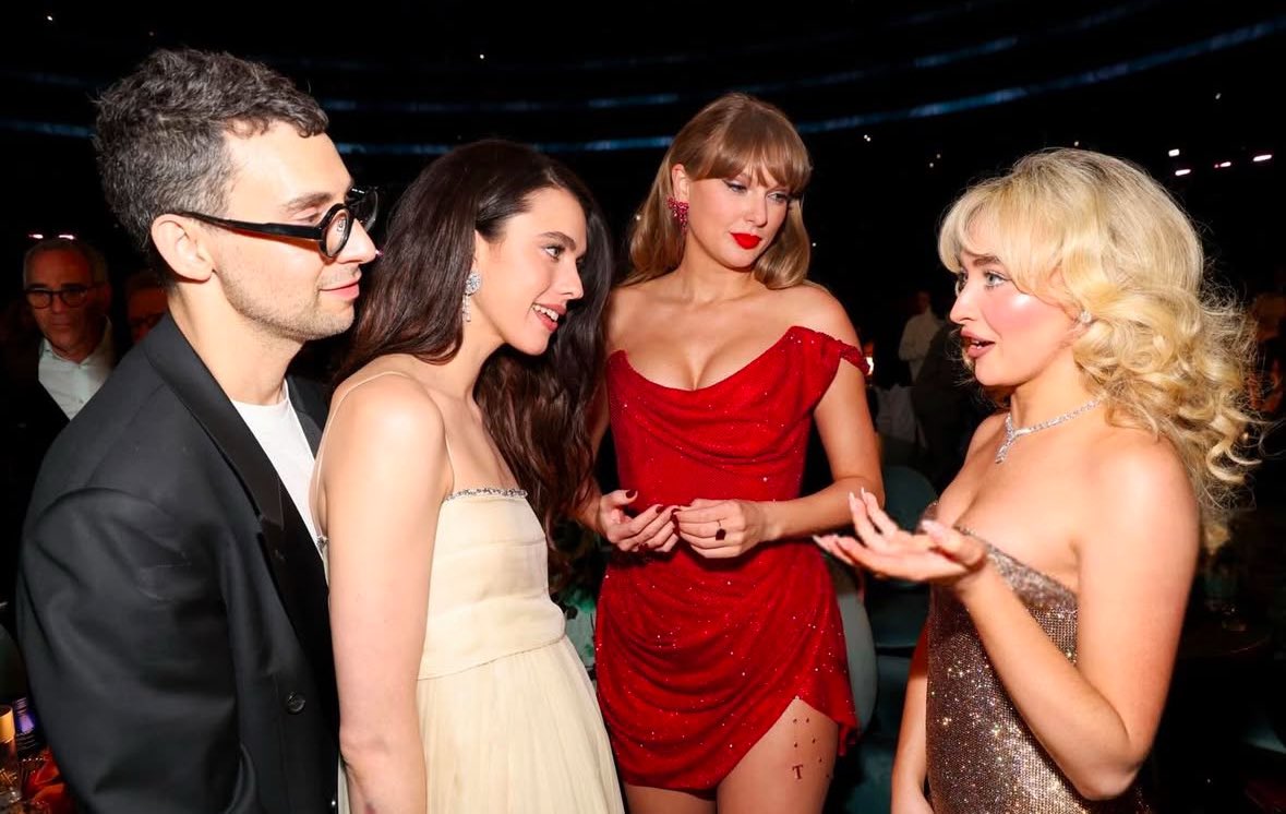 SwiftNewsDept's tweet photo. Taylor Swift, Jack Antonoff, Sabrina Carpenter and Margaret Qualley tonight at the 67th Annual Grammy Awards! ❤️

[ #Grammys #Grammys2025 ] https://t.co/AZnrOcHcp3